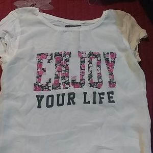 White Tee with short sleeves with text